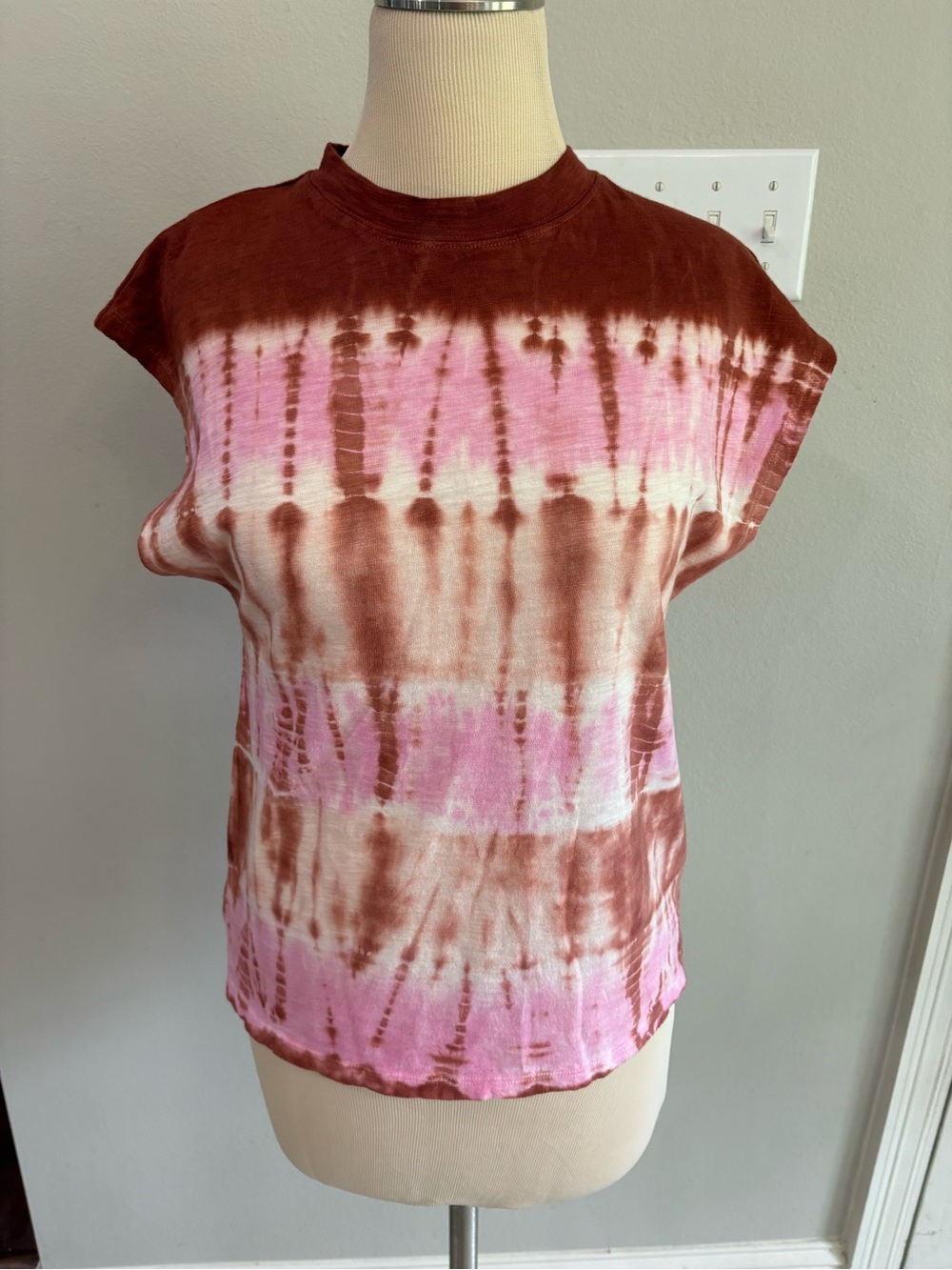 Universal Thread brown and pink tie dye sleeves tshirt in extra small GUC